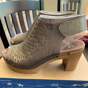 Dansko Danae size 39 (8.5-9 USA) pewter color sandals